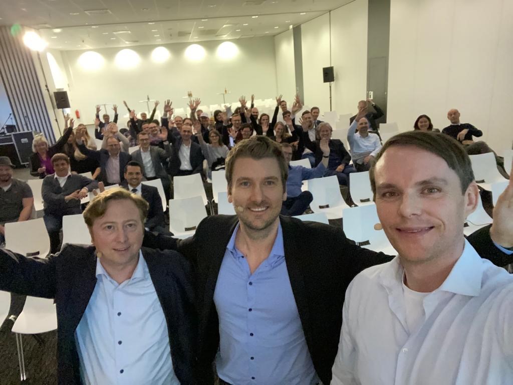 Gruppenfoto der Deutsche Steuerberatergenossenschaft bei einer Konferenz